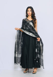 Black Dupatta by Sayuri.